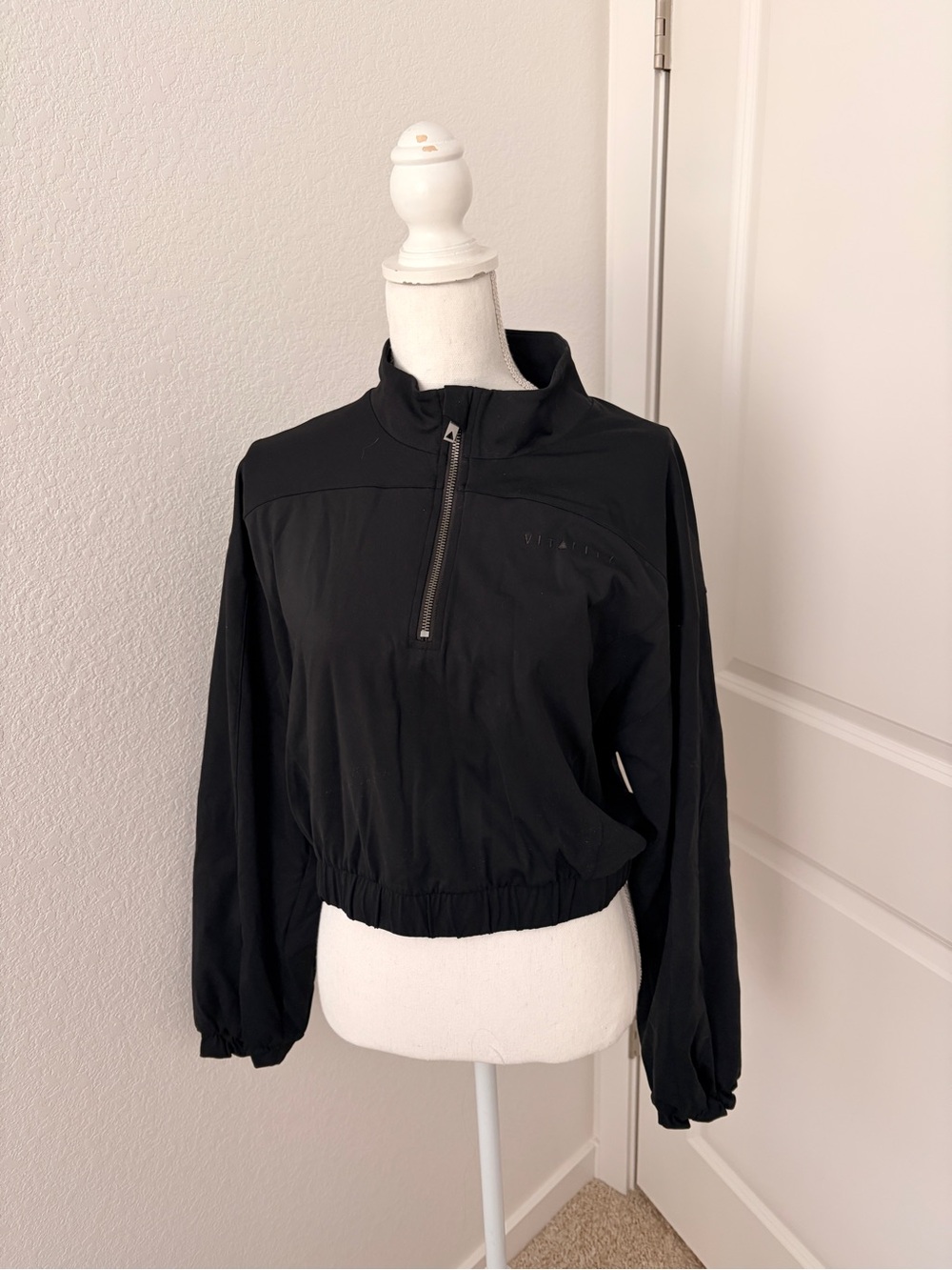 Vitality Women’s Black Quarter-Zip Cropped Jacket sz Medium